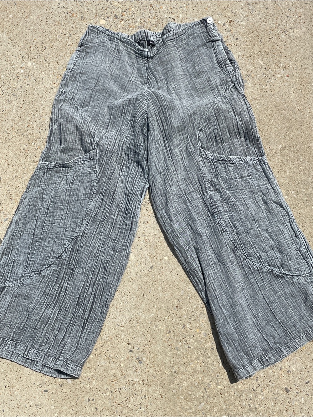 TulipWomen’s cropped Wide-Leg Gray Gauze Pants.